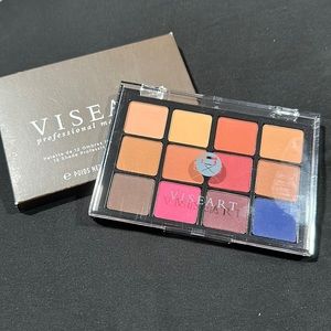 Palette of 12 gorgeous professional eye shadows